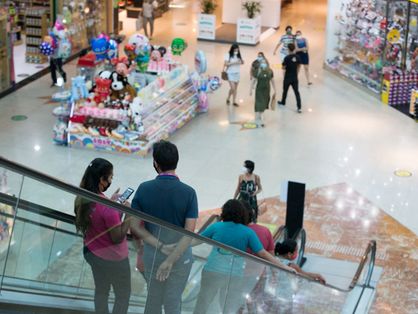 Pessoas descendo a escada rolante em shopping de Fortaleza