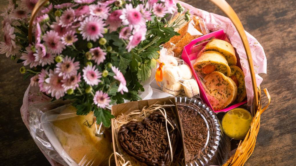 Bolos e doces em uma cesta de café da manhã formam um ótimo presente para o Dia das Mães