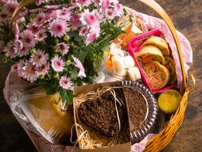Bolos e doces em uma cesta de café da manhã formam um ótimo presente para o Dia das Mães