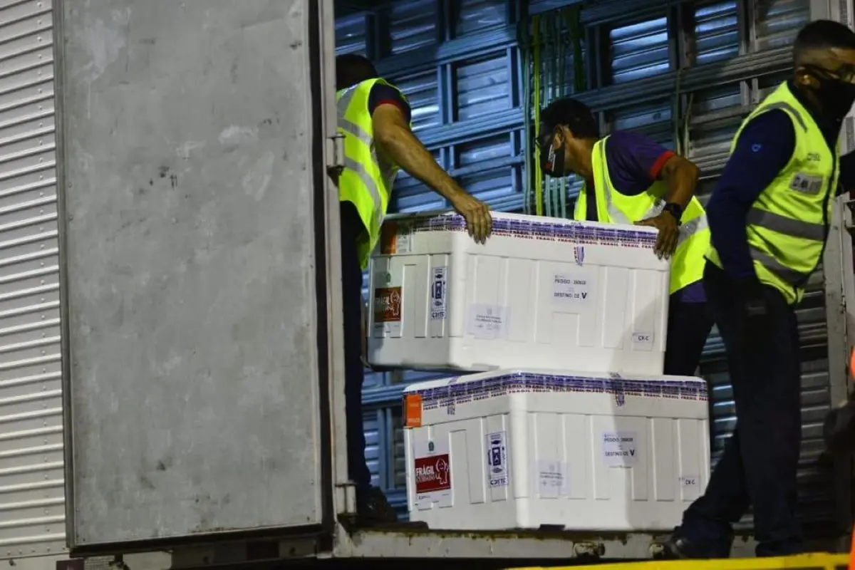 Funcionários recebendo lote de vacina da AstraZeneca no Aeroporto de Fortaleza