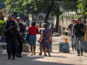 policiais na comunidade Jacarezinho, no rio de janeiro