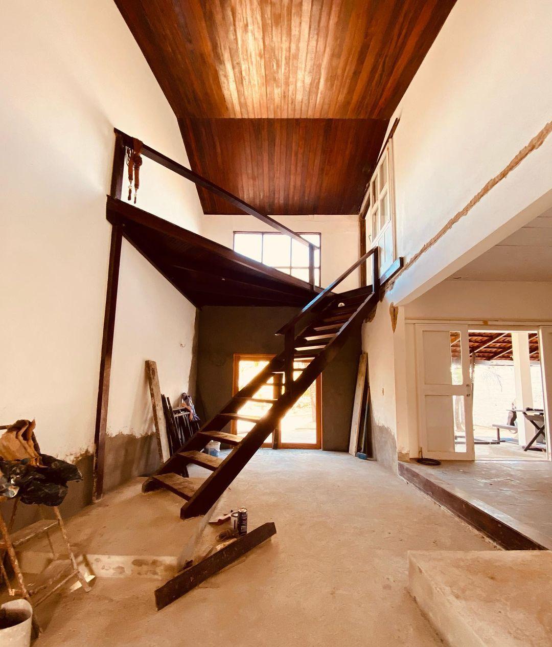 Parte interna da casa de Fernando Fernandes com escada