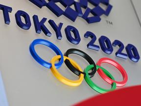 Argolas olímpicas e a logo dos Jogos de Tóquio