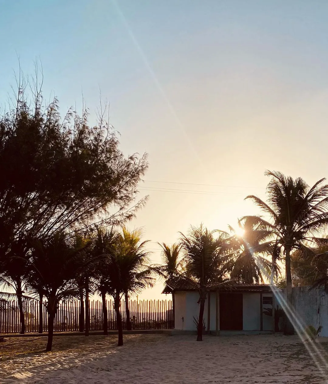 Um dos lados da área externa da casa de Fernando Fernandes, em Taíba