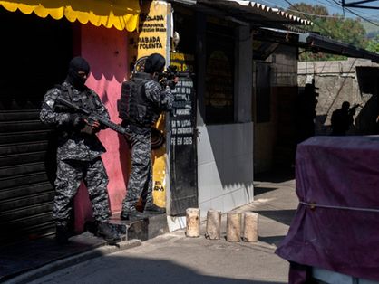 Policiais civis participam de operação contra supostos traficantes de drogas na favela do Jacarezinho, no Rio de Janeiro, Brasil, em 06 de maio de 2021