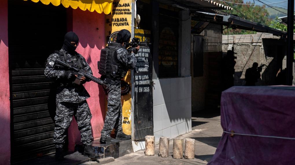 Policiais civis participam de operação contra supostos traficantes de drogas na favela do Jacarezinho, no Rio de Janeiro, Brasil, em 06 de maio de 2021