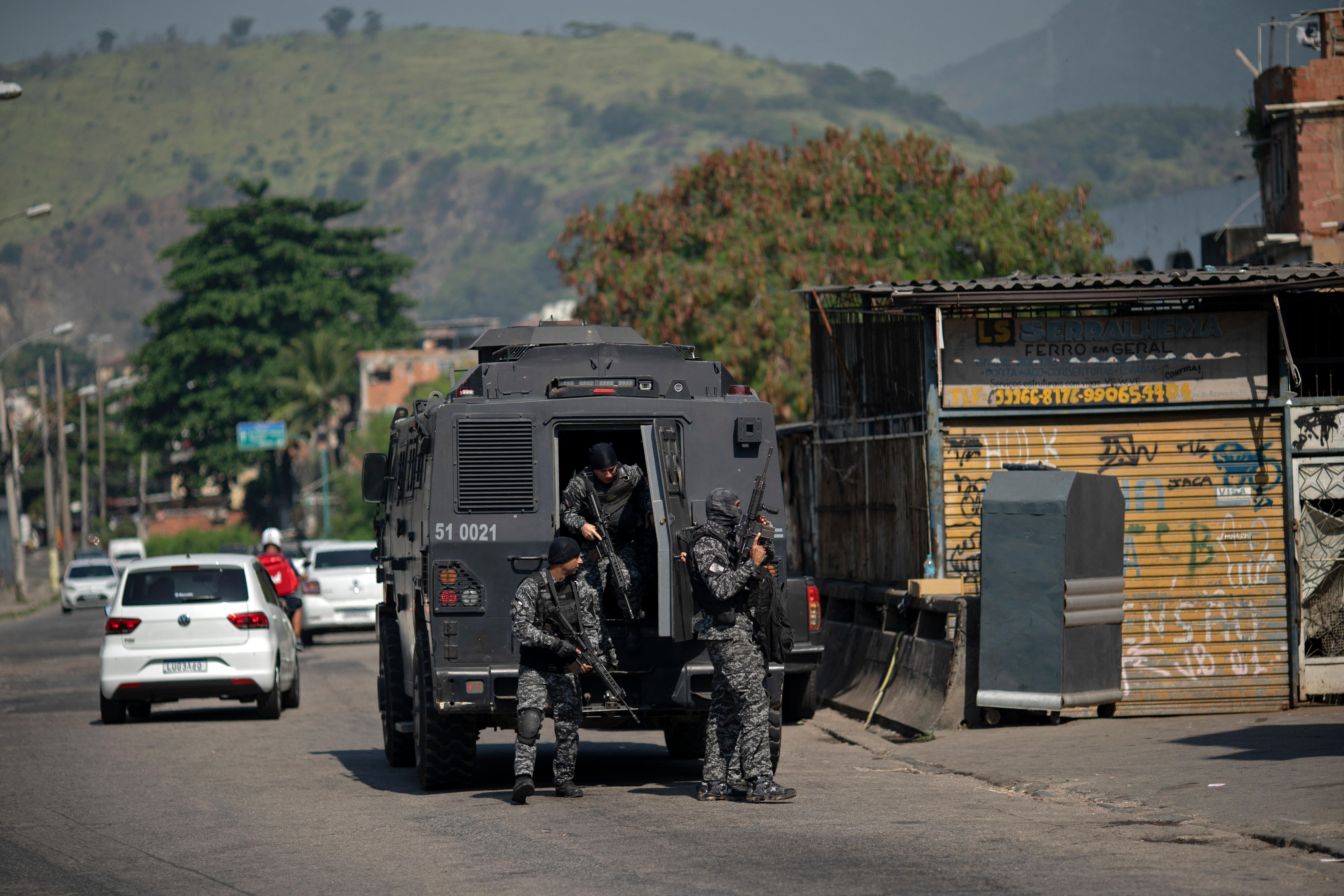 Policiais participam de operação contra supostos traficantes de drogas na favela do Jacarezinho