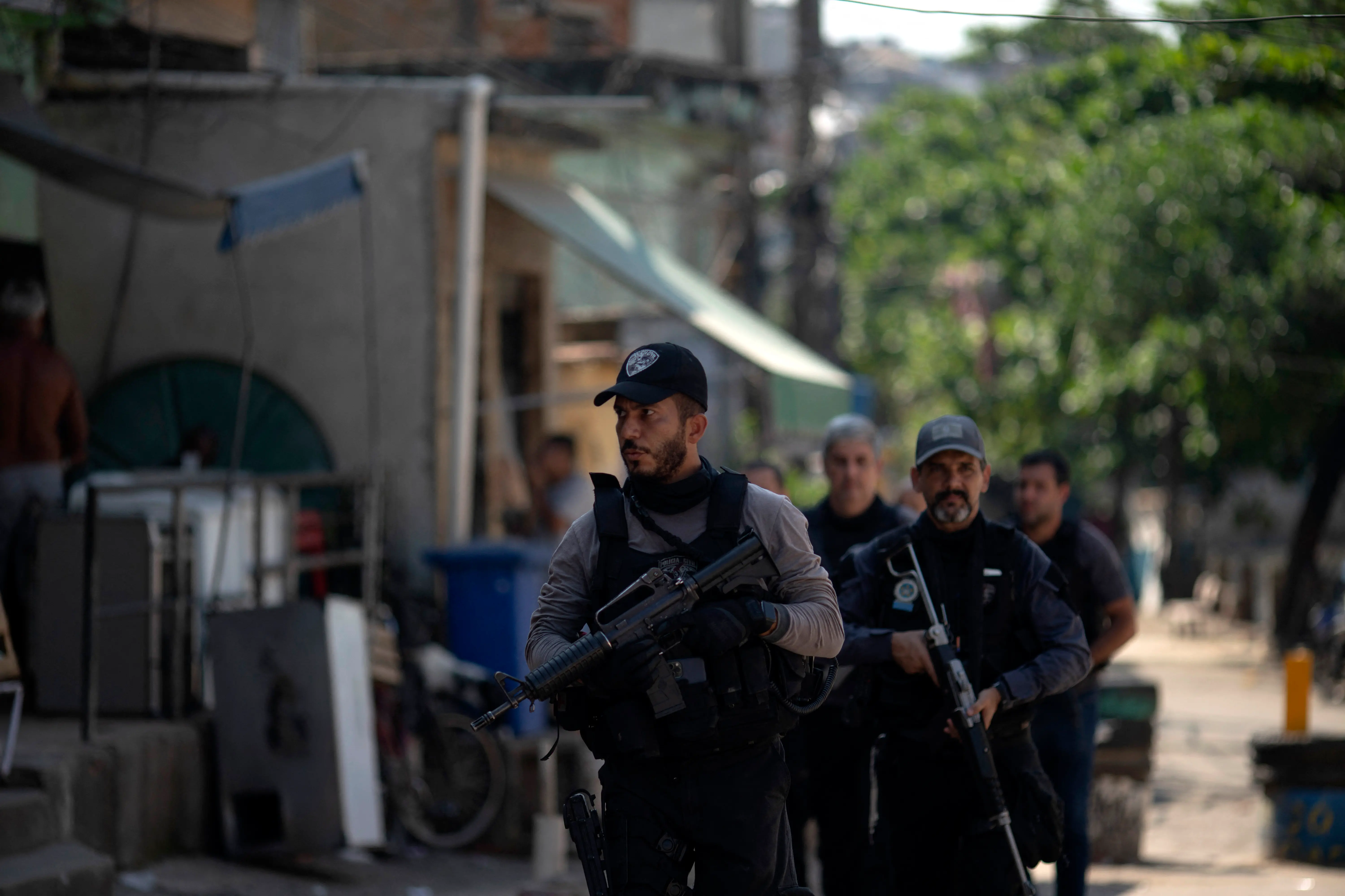 Policiais civis participam de operação contra supostos traficantes de drogas na favela do Jacarezinho, no Rio de Janeiro, Brasil, em 06 de maio de 2021