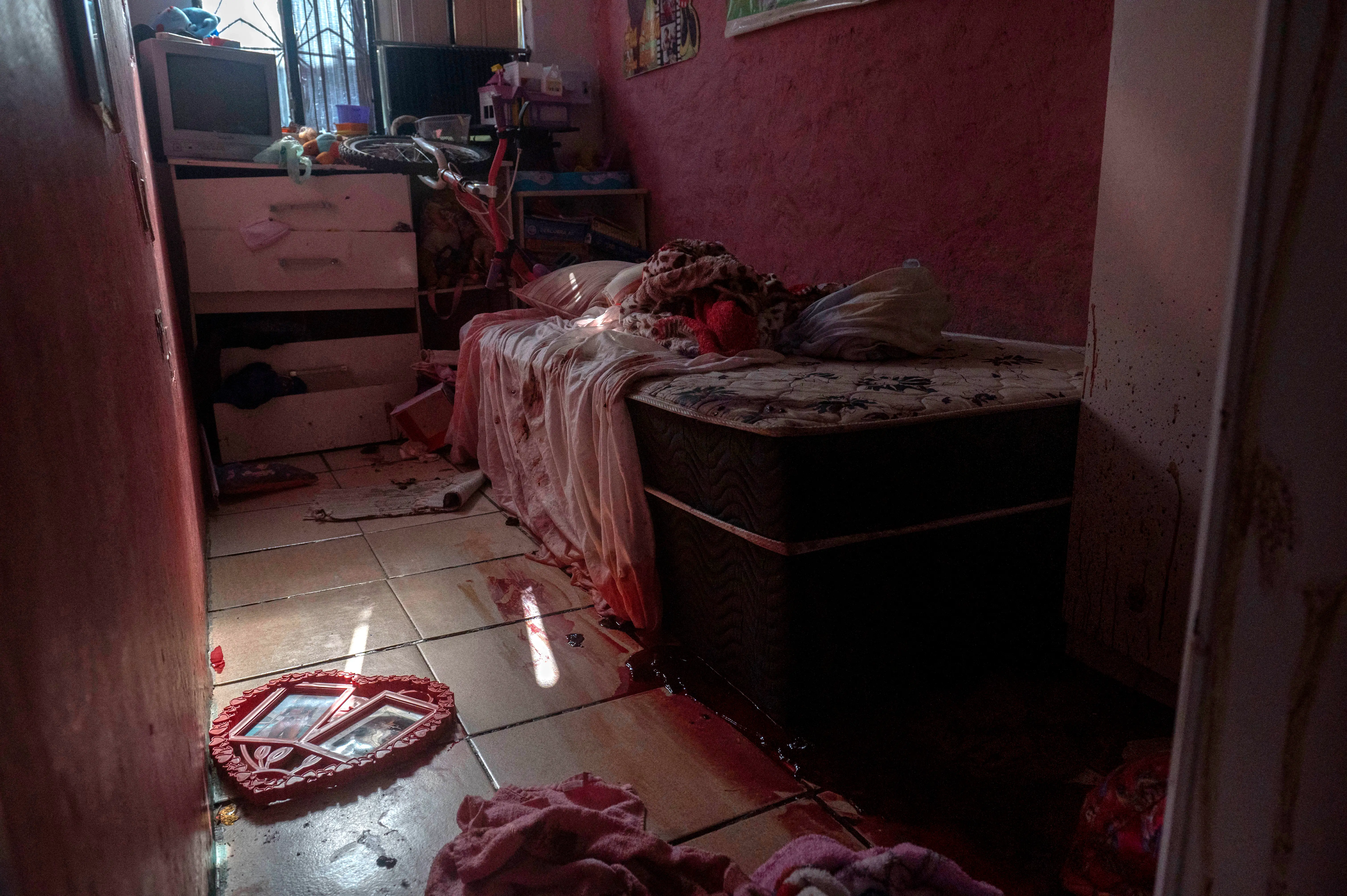 Vista da cena em que um suposto traficante de drogas foi supostamente morto pela polícia civil enquanto tentava escapar e correu para o quarto de uma menina de nove anos que testemunhou o tiroteio, na favela do Jacarezinho, Rio de Janeiro, Brasil, em 6 de maio, 2021