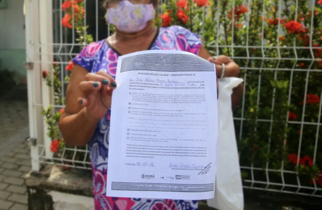 Gizelda, 58, procurou o posto de saúde horas antes de tomar a primeira dose da vacina contra Covid