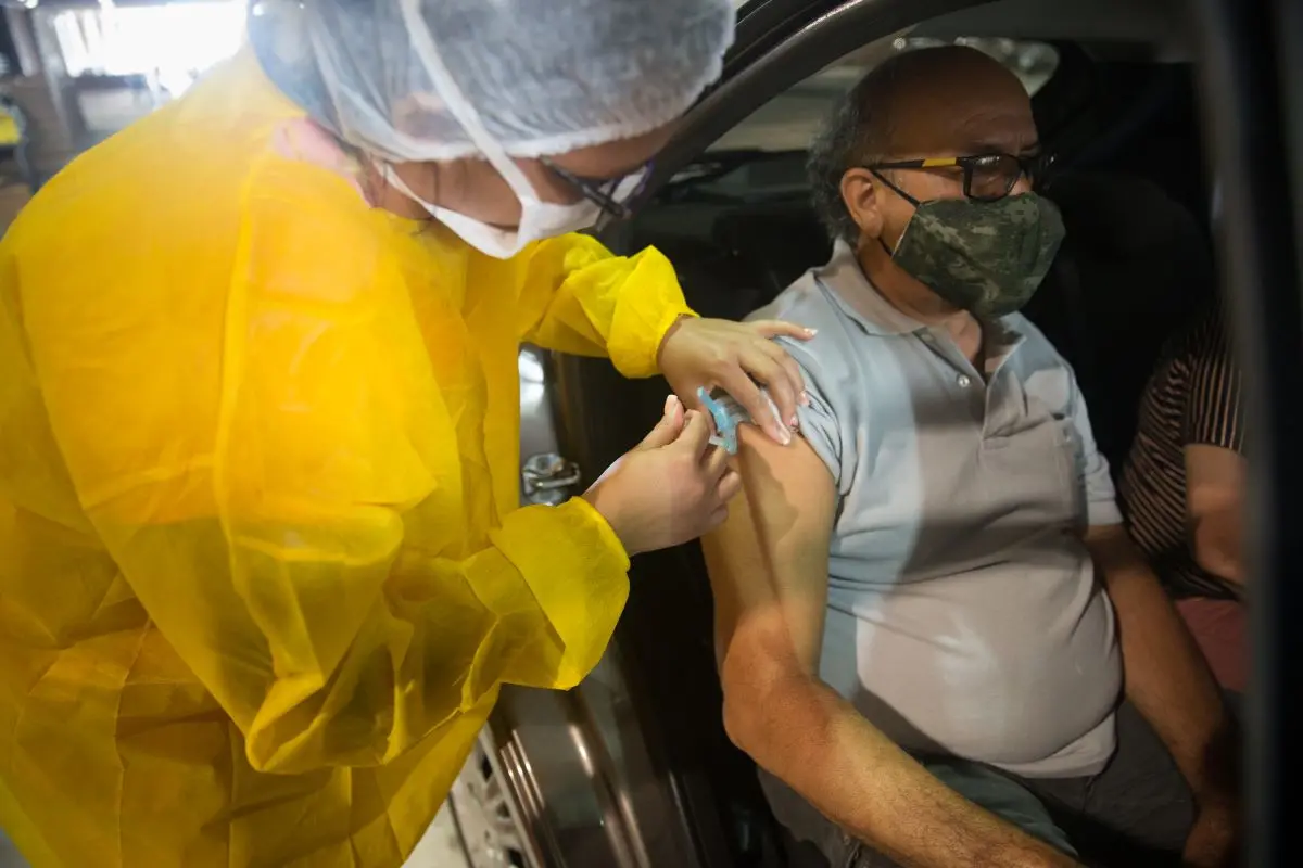 Idoso sendo vacinado contra a Covid-19 em ponto de vacinação em Fortaleza