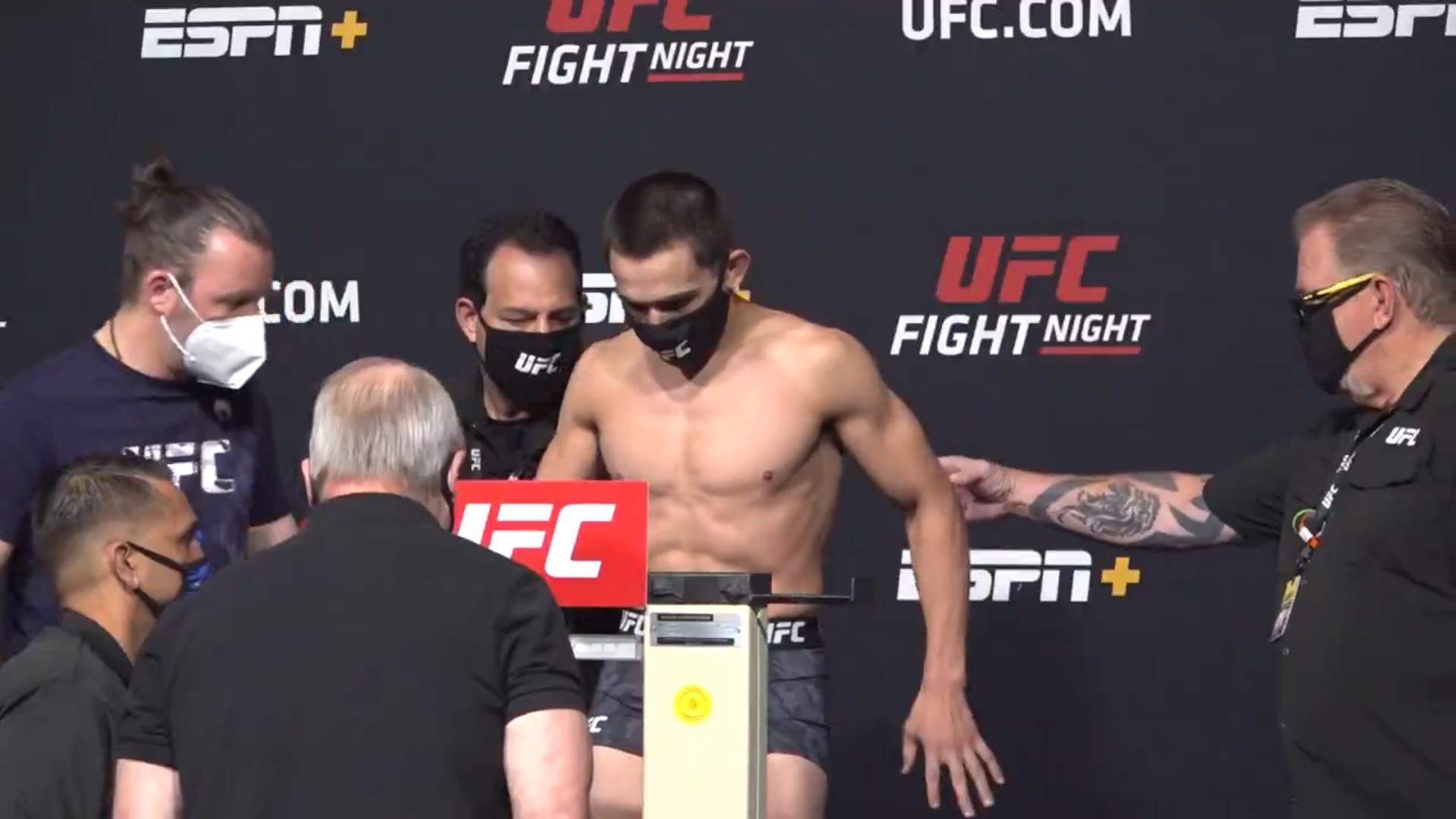 Vídeo: guianês radicado no Brasil coloca em prática Luta Livre e 'apaga'  rival no UFC Vegas 26 - TATAME