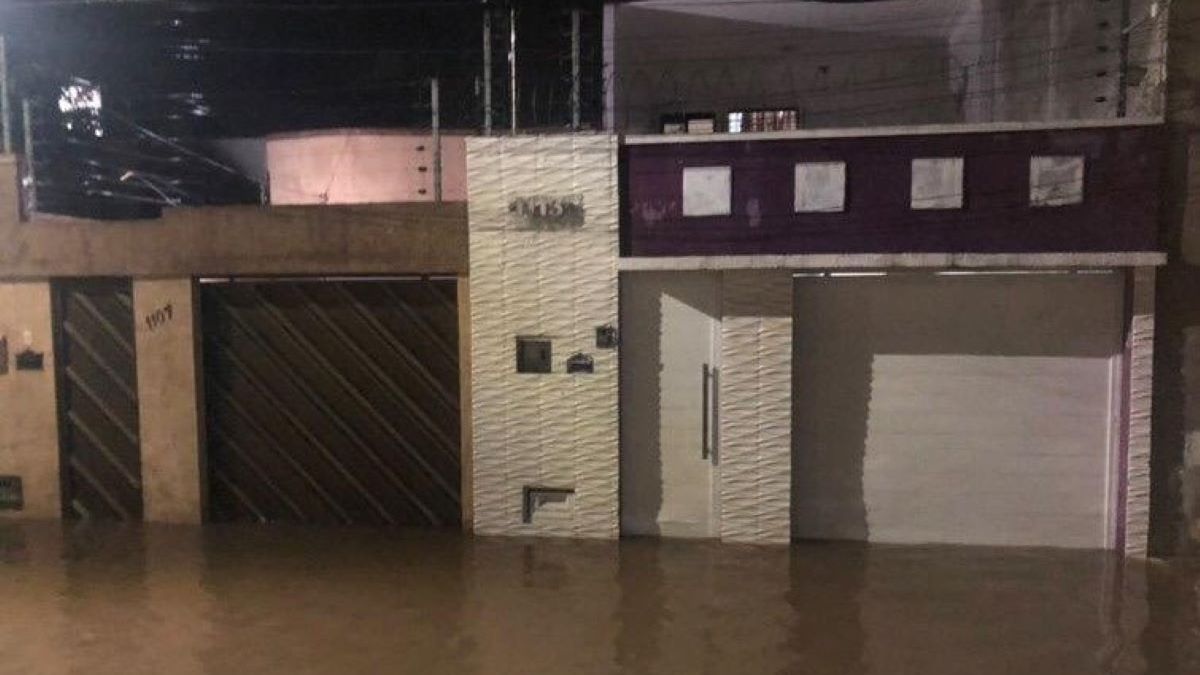 Foto do nível da água elevado em casas de Sobral, onde forte chuva caiu