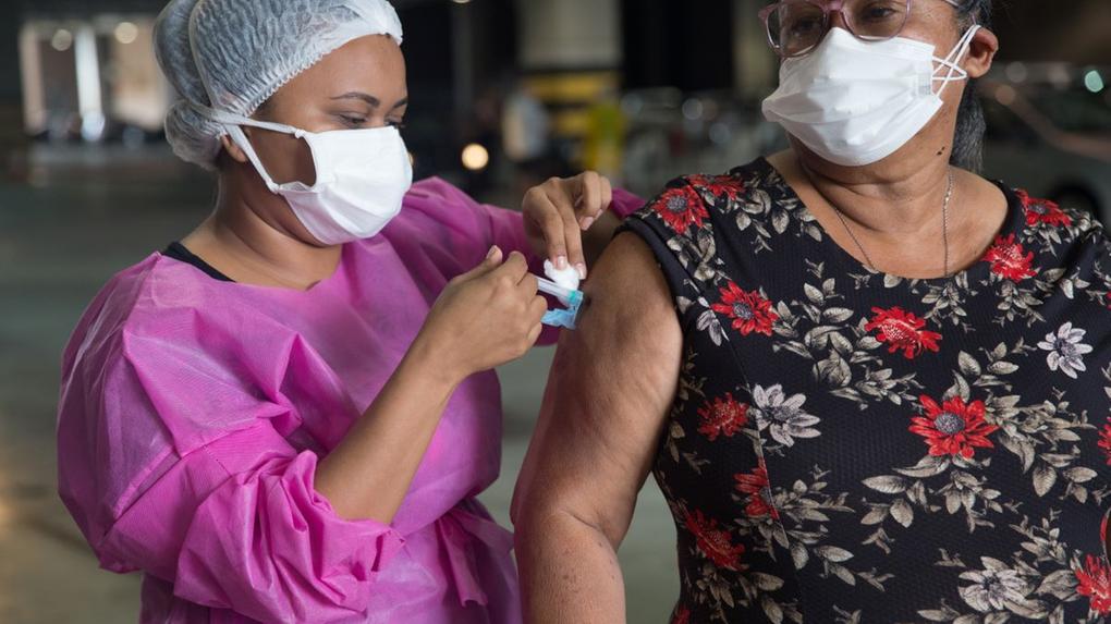 Foto de idosa sendo vacinada contra a Covid-19 em Fortaleza