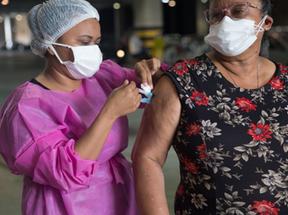 Foto de idosa sendo vacinada contra a Covid-19 em Fortaleza