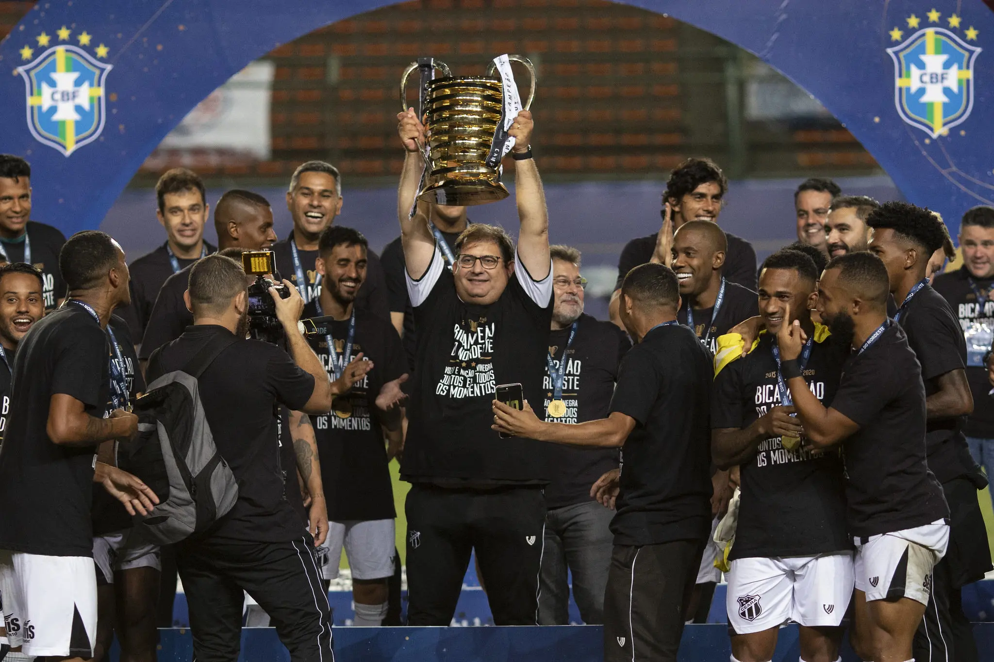 Guto Ferreira, técnico do Ceará, ergue a taça de campeão do Nordeste em 2020