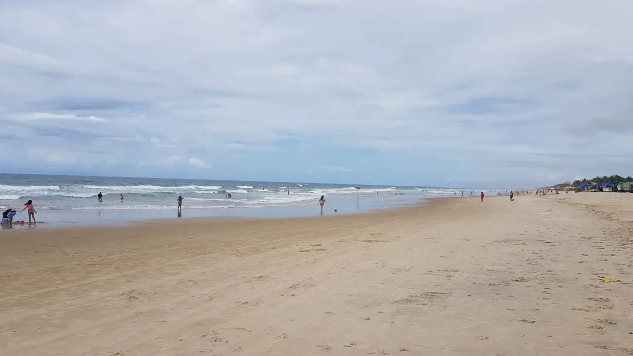 movimentação na faixa de areia da praia do futuro