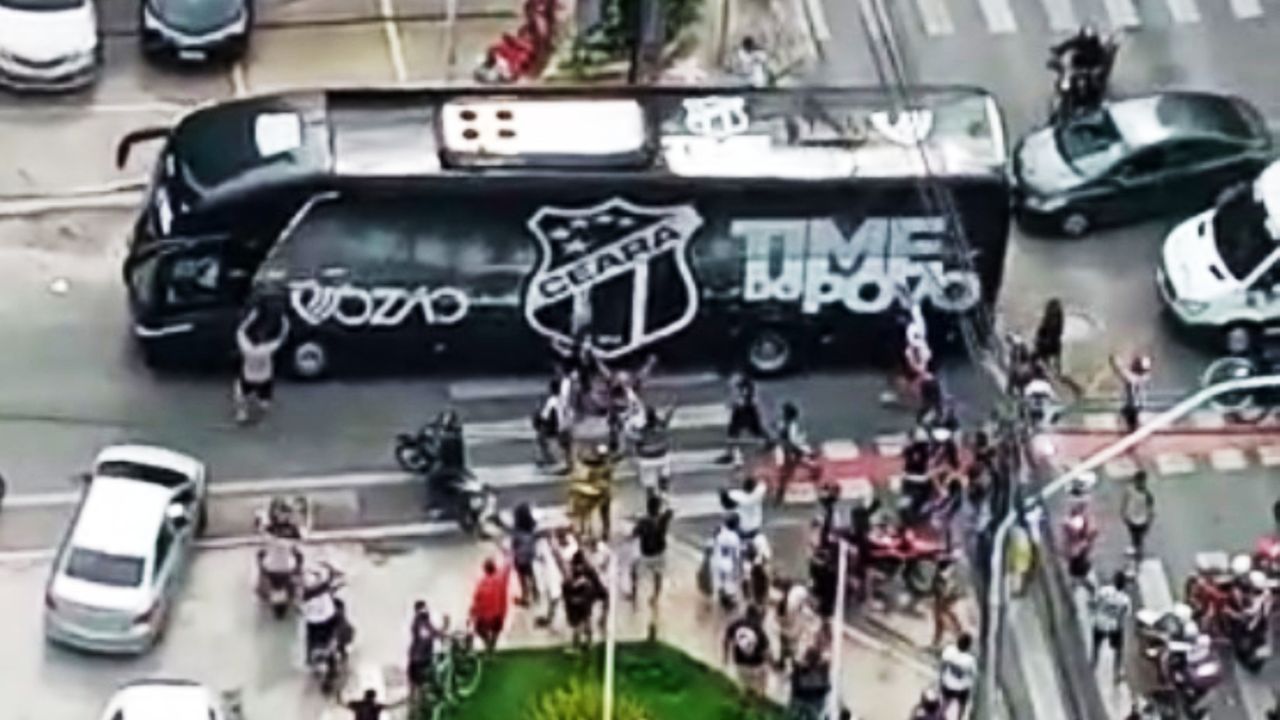 Ônibus do Ceará sendo cercado por torcedores