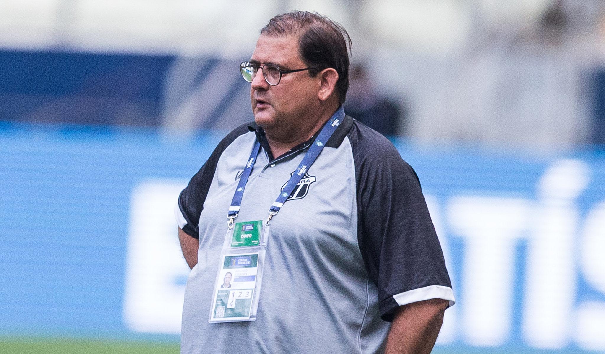 Guto Ferreira no gramado comandando o Ceará