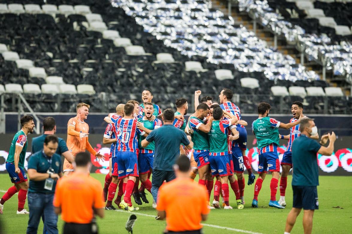 Elenco do Bahia comemora gol na Arena Castelão
