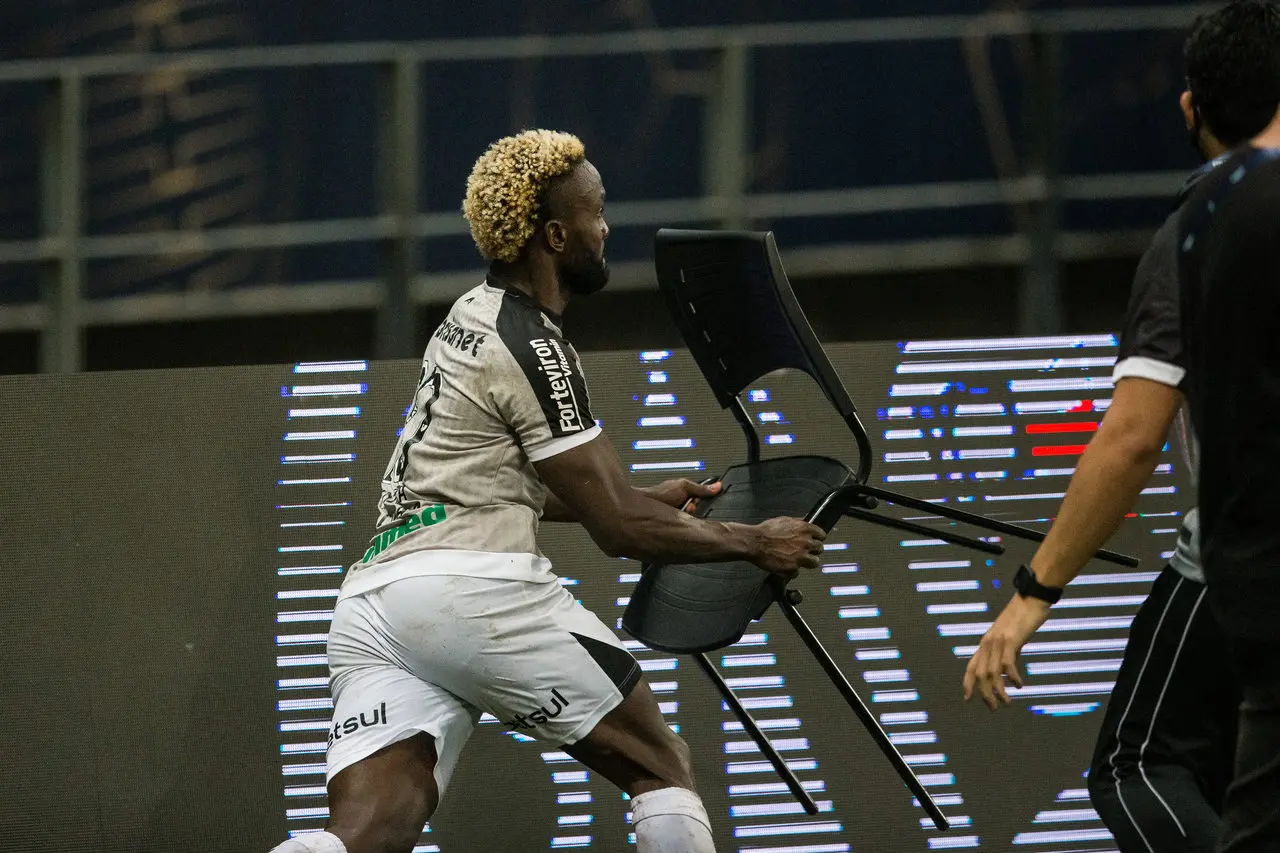 Mendoza corre com uma cadeira na mão