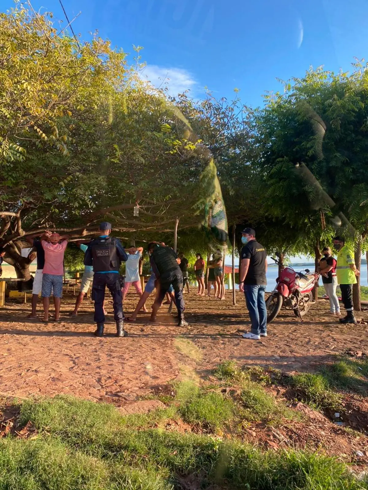 Pessoas sendo conduzidas à delegacia