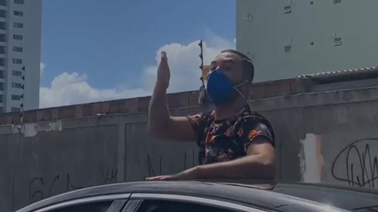 Gil desfilou pela cidade de Paulista, na Grande Recife, em um carro de teto solar, de onde mandava beijos e acenava para as pessoas nas ruas