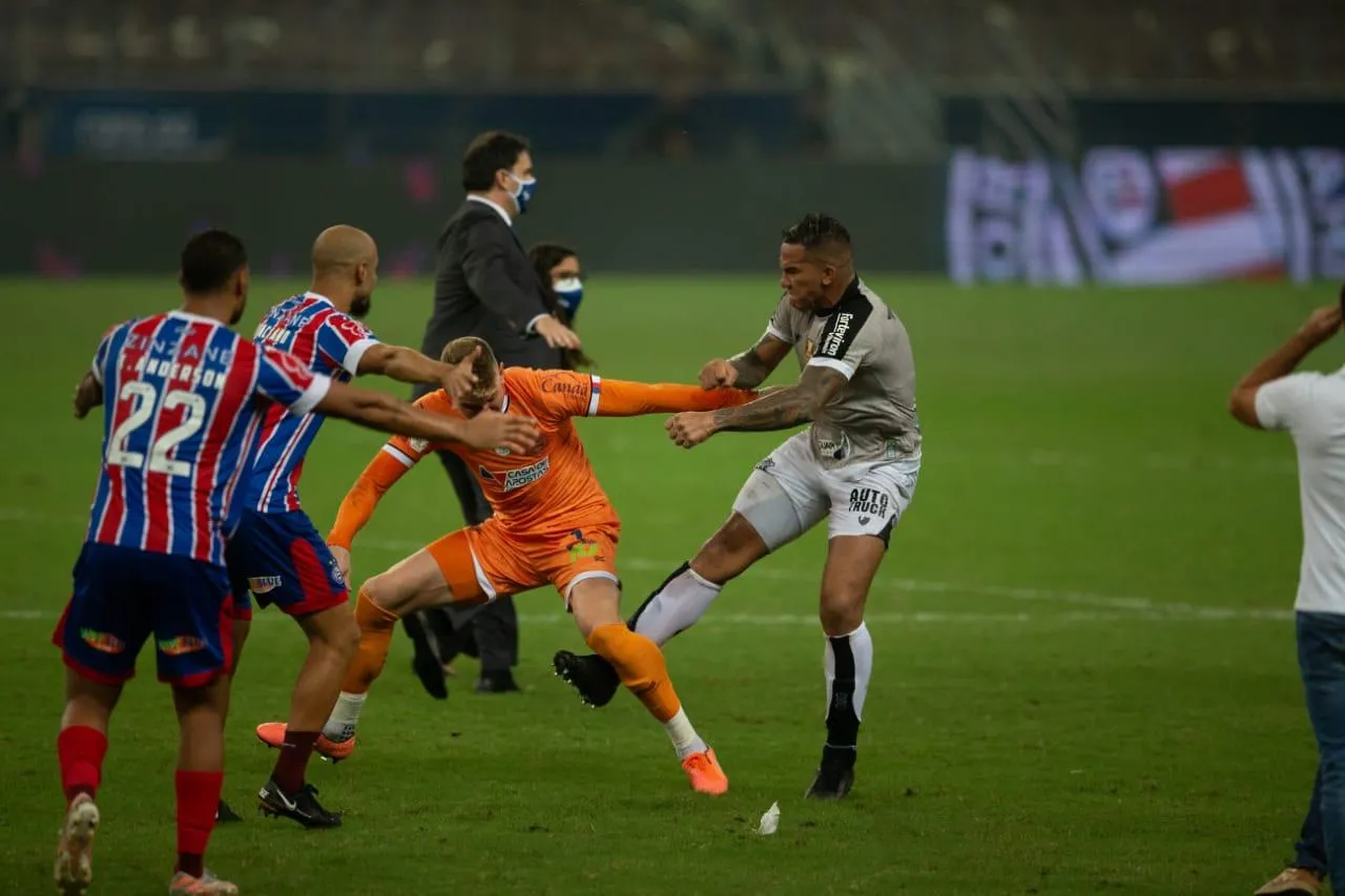 Jael acerta chute em Douglas Friedrich, goleiro do Bahia, e árbitro relata em súmula