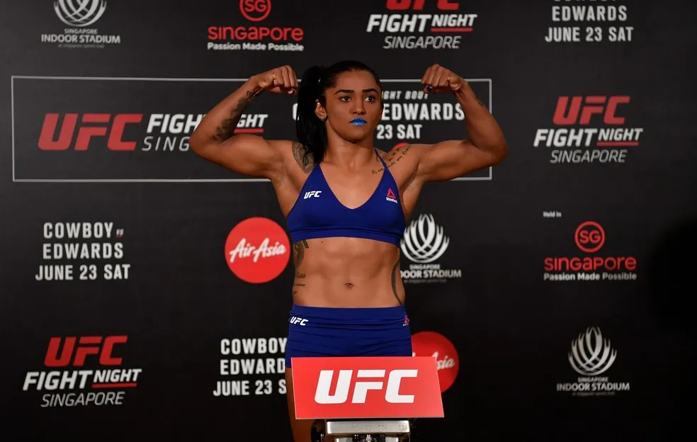 Viviane participa de pesagem durante o UFC Fight Night Singapura, em 2018