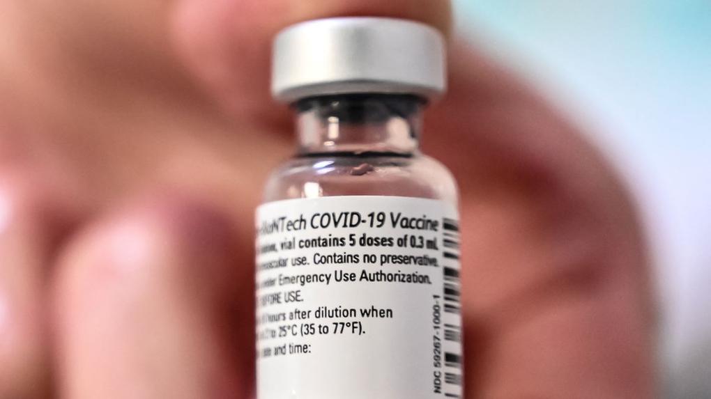 Foto de frasco da vacina da Pfizer