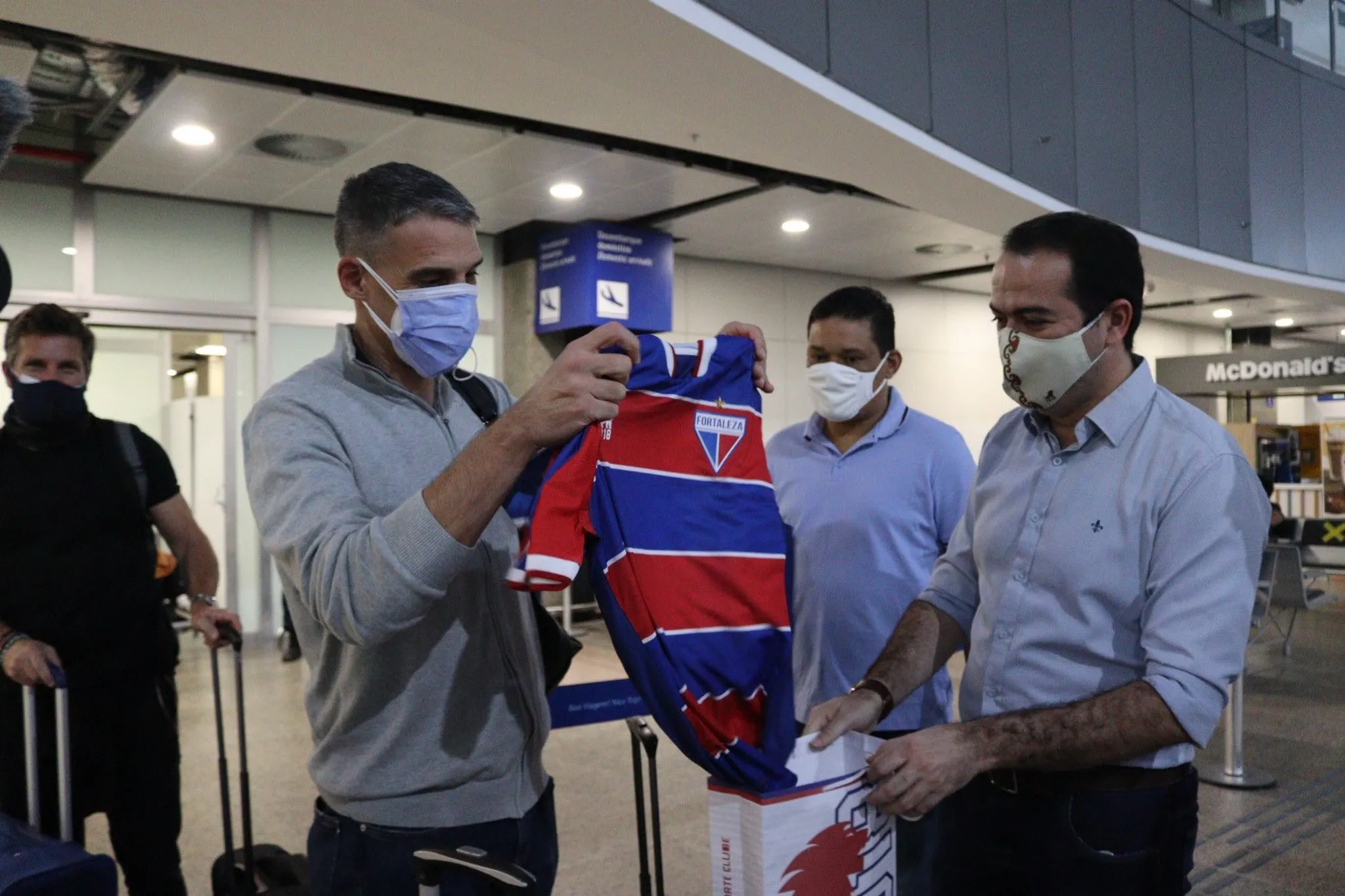 Presidente do Fortaleza, Marcelo Paz, recepciona Vojvoda na chegada do técnico em maio de 2021