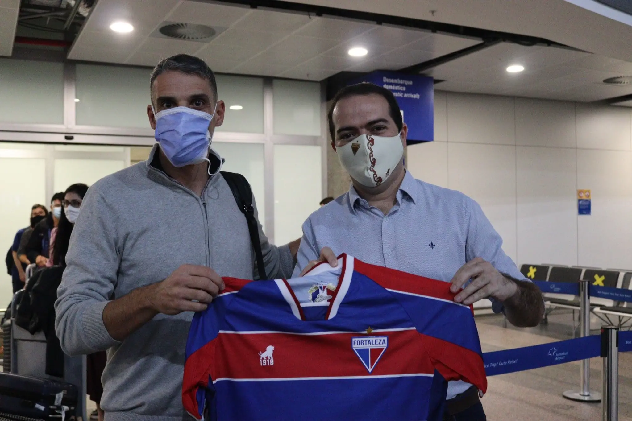 Vojvoda com a camisa do Fortaleza