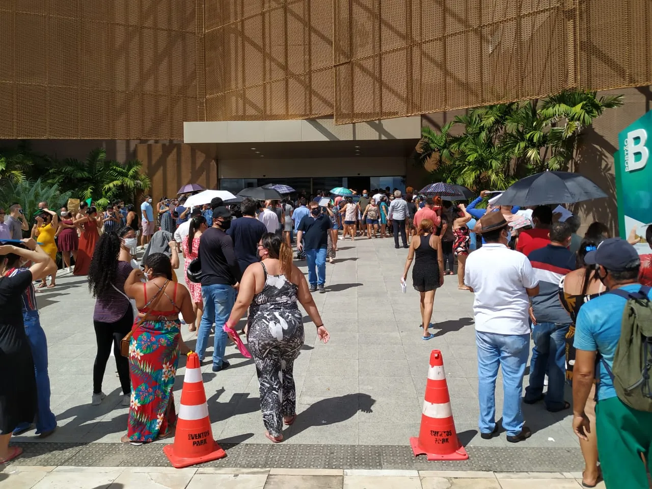 Usuários reclamam da falta de assistência para as pessoas presentes
