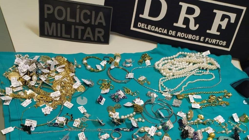 Foto de joias recuperadas após roubo no shopping Del Paseo, em Fortaleza
