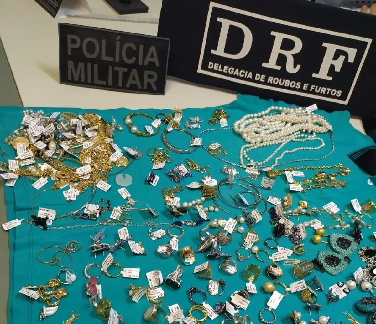 Foto de joias recuperadas após roubo no shopping Del Paseo, em Fortaleza