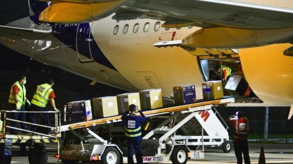 Vacinas da Pfizer são descarregadas de um avião em aeroporto de Fortaleza