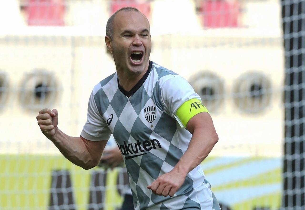 Iniesta comemora com a camisa do Vissel Kobe