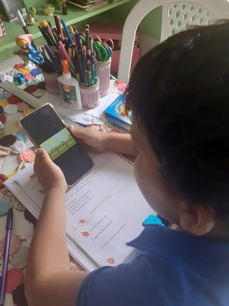 Professora ajuda no desenvolvimento de jovens que não têm acesso à internet em casa