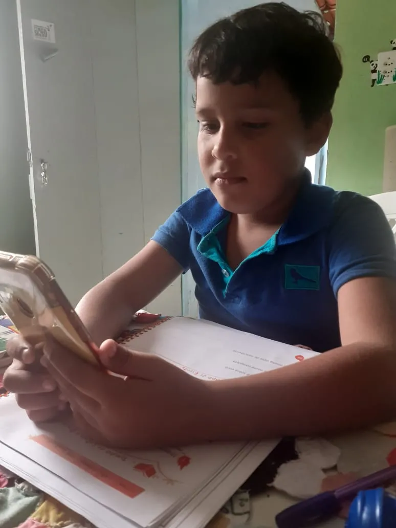 Três vezes por semana Pedro Ikaro assiste às aulas através do celular da professora Ana Paula