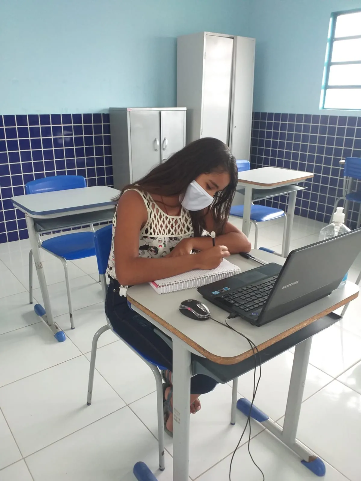 Daiane utiliza internet e equipamentos da escola para manter o conteúdo educacional em dias