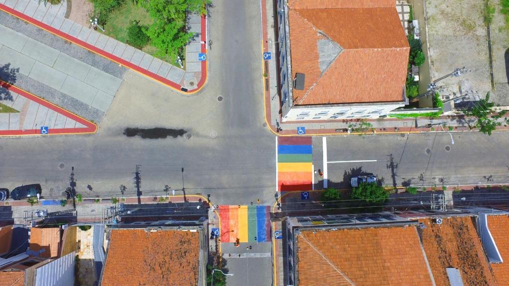 Vista aérea de intervenção urbana relativa ao movimento LGBTQIA+ em Sobral