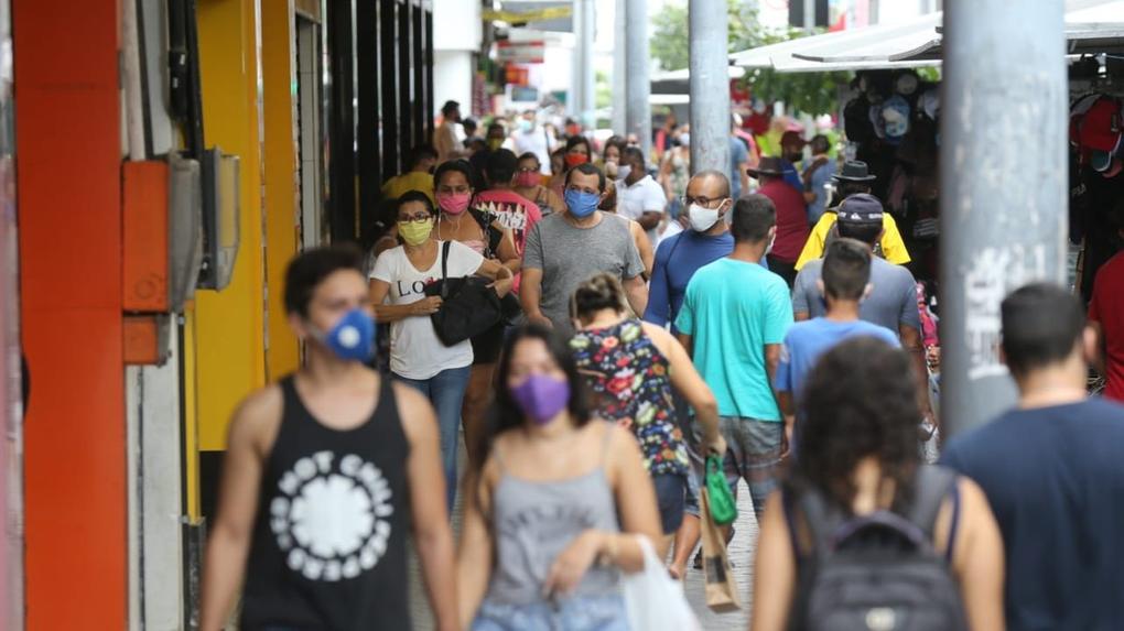 Pessoas caminhando no Centro de Fortaleza