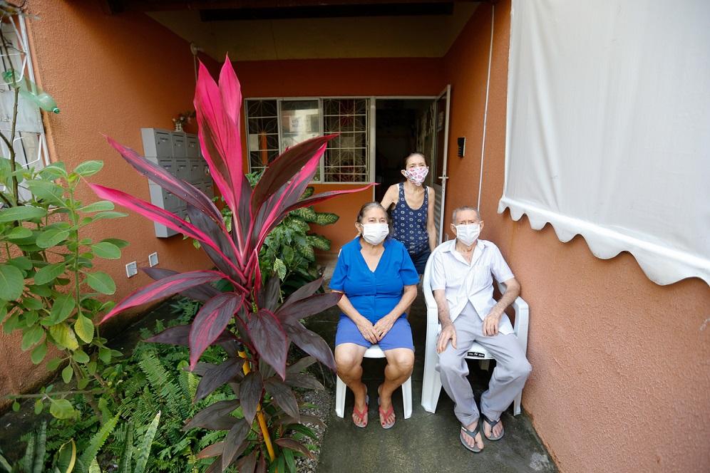 Família de Terezinha Andrade na porta da casa, no Residencial Luiz Gonzada