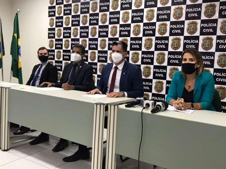 Autoridades de segurança em coletiva da Polícia Civil