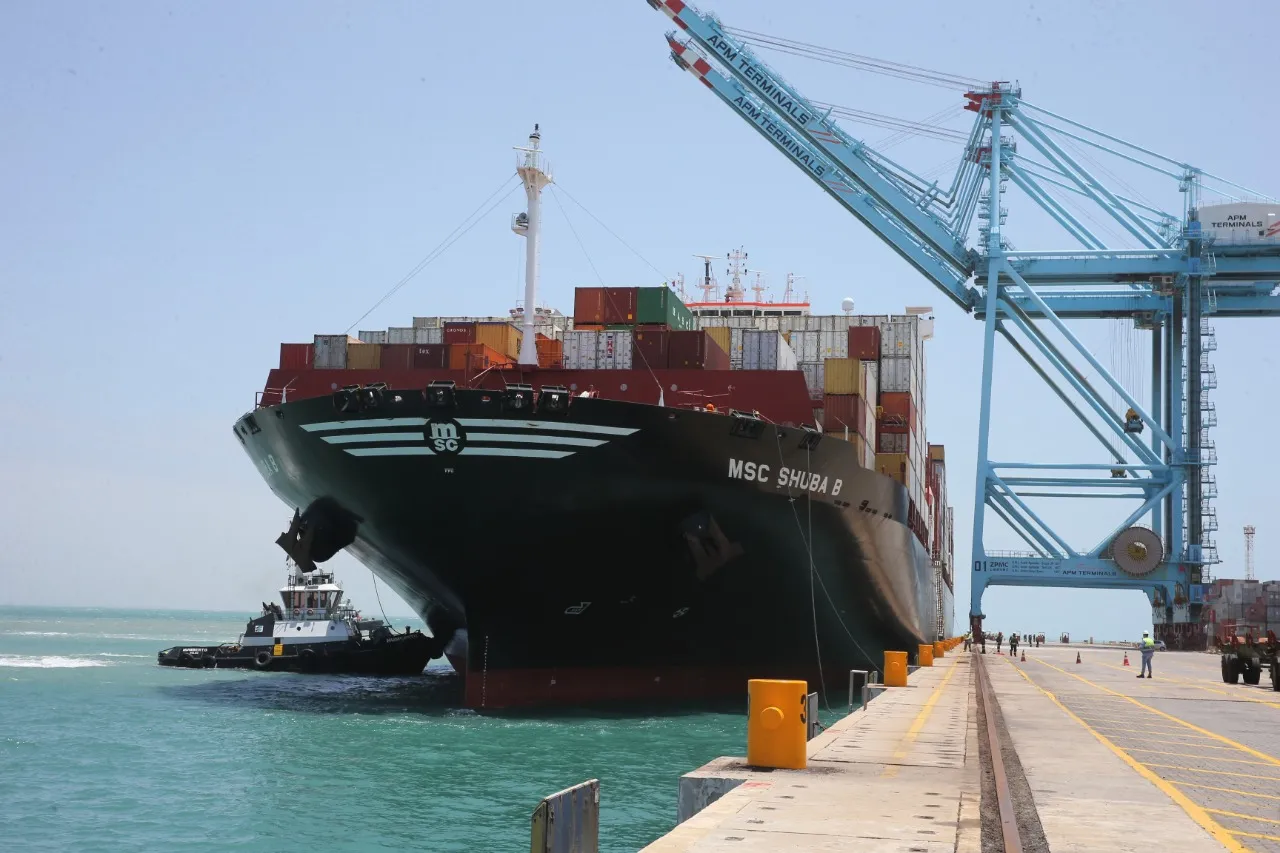 Em junho do ano passado, o Porto do Pecém recebeu o maior navio a atracar em um porto cearense, o MSC Shuba B, para transportar contêineres carregados de frutas para exportação.