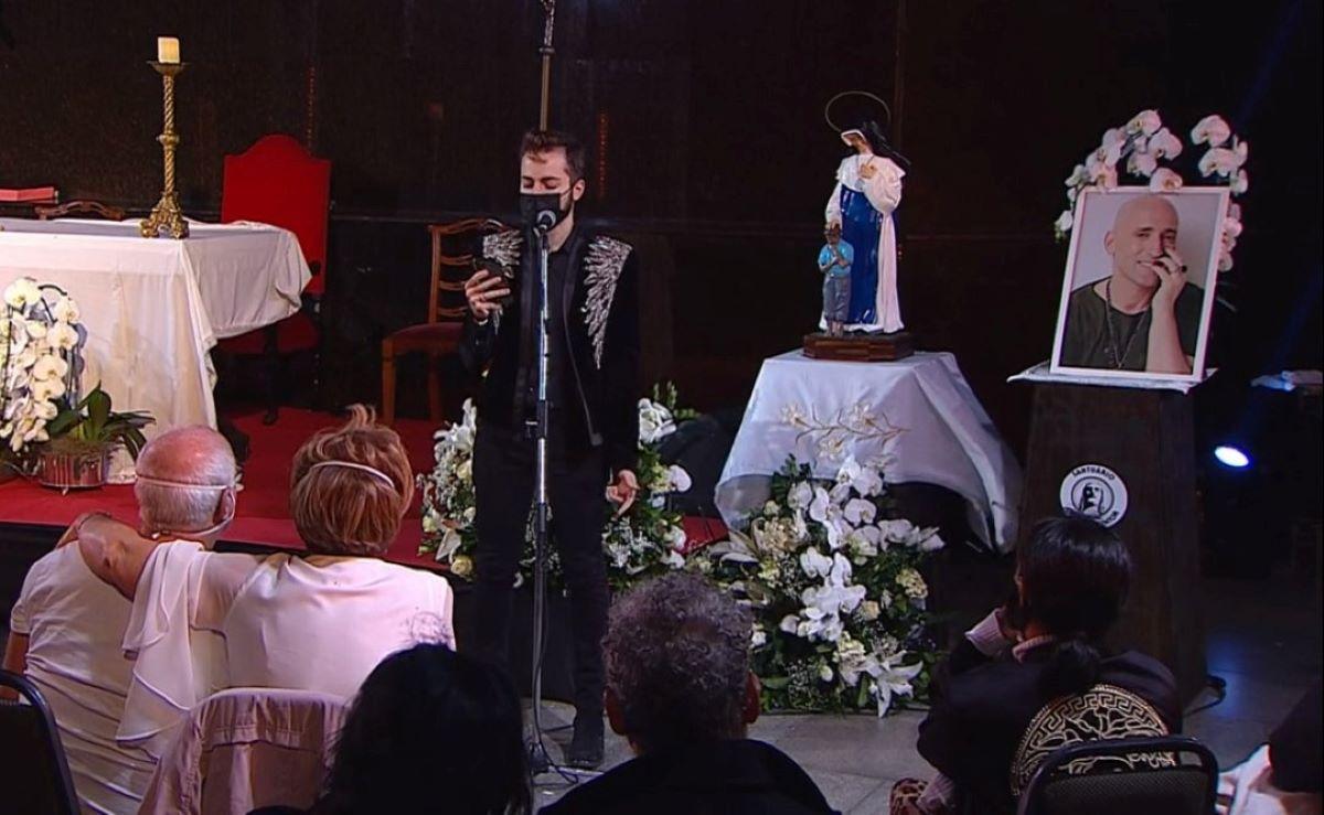 Marido de Paulo Gustavo, Thales Bretas, lendo homenagem durante missa de sétimo dia