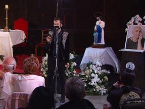 Marido de Paulo Gustavo, Thales Bretas, lendo homenagem durante missa de sétimo dia