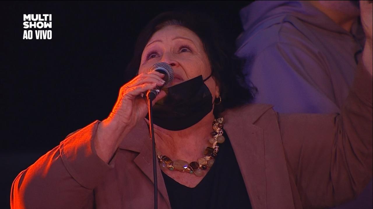 Mãe de Paulo Gustavo cantando música na missa de sétimo dia do filho