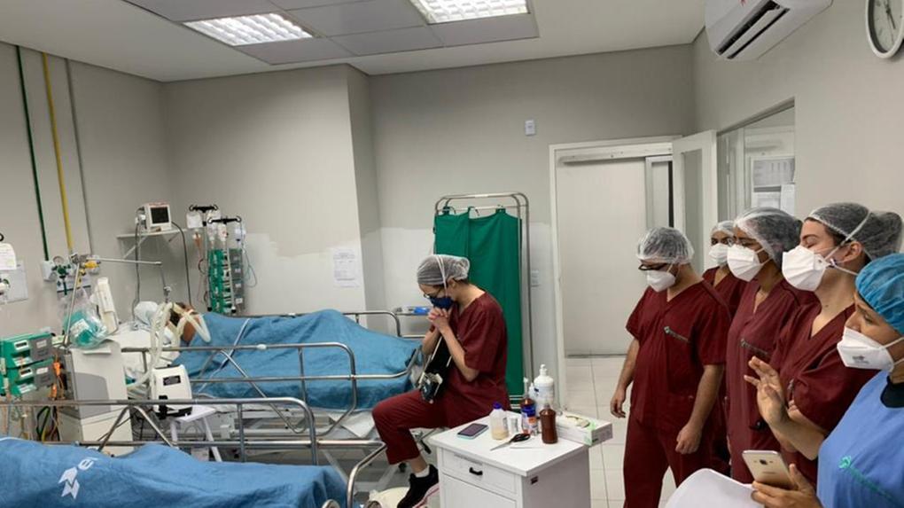 Equipe de enfermagem do Hospital e Maternidade José Martiniano de Alencar (HMJMA) prestando apoio a infectados pela Covid-19.