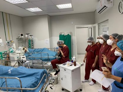 Equipe de enfermagem do Hospital e Maternidade José Martiniano de Alencar (HMJMA) prestando apoio a infectados pela Covid-19.